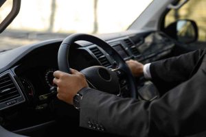 Aluguel de carro com motorista no Rio de Janeiro: diária, transfer ou motorista à disposição?